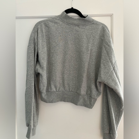 Like new! Women’s Nike cropped sweatshirt size M - Picture 2 of 3